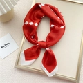 Elegante foulard in seta rosso e bianco con motivo a rombi su sfondo strutturato - Griglia Rossa