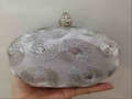 Detalle de bolso de fiesta ovalado plateado con lentejuelas y cierre de cristal - Plateado