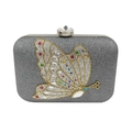 Detail der silbernen Abendtasche mit buntem Strass-Schmetterling und Kristallverschluss - Sternenschwarz