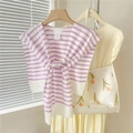 Détail du châle en tricot à rayures violettes et blanches avec nœud au col - Violet