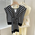 Détail du châle en tricot à rayures noires et blanches avec nouage et étiquette de lavage - Noir