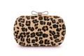 Dettaglio della pochette leopardata con chiusura a fiocco dorato e strass lucidi - Leopardo Cammello