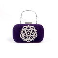 Dettaglio della pochette da sera in velluto viola con decoro in strass geometrici - Viola