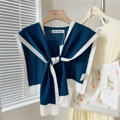 Detail van de marineblauw en witte gebreide zeemanskraag sjaal met merklabel op de hanger - Marineblauw Met Witte Rand
