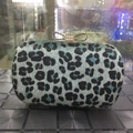 Dettaglio di pochette leopardata con chiusura a fiocco dorato con strass e finta pelliccia - Leopardo Teal