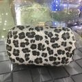 Dettaglio della pochette leopardata con chiusura a fiocco dorato e cristalli - Grigio Argento Leopardato