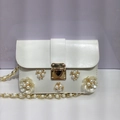 Borsa a tracolla bianca in PU con decorazioni floreali in perle e catena dorata - Bianco Con Catena di Perle