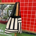 Bolso tote de punto minimalista con rayas blancas y negras y correa ancha para el hombro - Rayas Beige