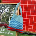 Bolso tote de punto con diseño de damero azul y base roja en contraste suave - Cuadros Azules