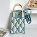 Dettaglio mini borsa in maglia blu e beige con motivo a rombi e manico cilindrico - Blu e Beige Triangolo