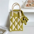 Dettaglio della borsa in maglia con motivi geometrici verde oliva e manici in silicone - Giallo e Beige Triangolo