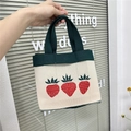 Mini borsa tote in maglia con ricamo di fragole e manici verdi tenuta a mano - Bianco Sporco Fragola