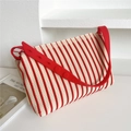 Detail of red and white striped knit bag with adjustable silicone shoulder strap and texture - 25*20cm / Red