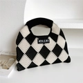 Gros plan sur le sac à main en tricot à damier noir et blanc avec étiquette HILLDI - Noir