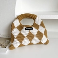 Détail du sac tricoté montrant le motif en damier marron et blanc et l'étiquette - Camel
