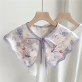 Elegante kraag met bloemenprint en lichtpaarse satijnen linten op wit shirt - 3F Vlinderkraag - Kaasjeskruid Paars