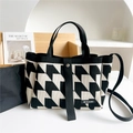 Dettaglio della borsa in maglia pied de poule con chiusura magnetica e placca logo - 25x11x19cm / Pied de Poule Orizzontale Nero