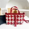 Dettaglio della borsa in maglia rossa e bianca con motivo geometrico e chiusura - 25x11x19cm / Pied de Poule Orizzontale Rosso Vino