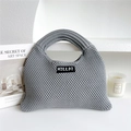 Detalle del bolso de punto gris con etiqueta Hilldi y textura de tejido de punto grueso - Gris