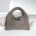 Detalle de la textura del bolso hobo de punto con logo Hilldi en fondo blanco - Marrón