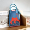 Détail du mini sac tricoté bleu avec motif chat orange et poignées rondes bleues - Chat Bleu
