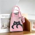 Détail d'un sac tricoté rose avec motif de chat noir et poignée ronde rigide - Chat Rose