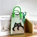 Détail du tissage d'un sac vert en maille avec motif de chat noir mignon - Chat Vert