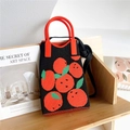 Détail du sac tricoté noir avec motif de fruits orange et poignée rigide en forme de U - Fruit Noir