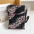 Primer plano del bolso de punto para móvil con estampado de leopardo rosa y negro - Leopardo Negro