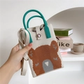 Dettaglio borsa in maglia crema con motivo orso bruno e manico tondo verde - Motivo Orso (Beige)