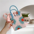 Dettaglio borsa in maglia rosa con motivo a margherita e manico rotondo blu per cellulare - Motivo Margherita (Rosa)