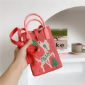 Dettaglio della borsa in maglia rosa con renne festive e bottone Love a cuore - Cervo di Natale (Rosso)