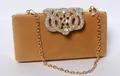 Pochette de soirée en velours doré avec ornement couronne et chaîne fine - Chameau
