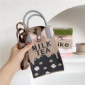 Dettaglio borsa porta cellulare in maglia milk tea con tracolla rimovibile e manico - Motivo Tè al Latte (Caffè Chiaro)