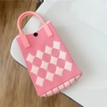 Dettaglio della trama a maglia della mini borsa rosa a scacchi su sedia bianca - 13*26cm / Rosa e Beige a Quadri