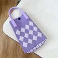 Dettaglio della borsa in maglia viola con motivo a scacchi bianchi e chiusura a scatto - 13*26cm / Trama a Rombi Viola