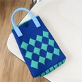 Vista dall'alto di una borsa in maglia con motivi a scacchi verdi e blu intrecciati - 13*26cm / Blu e Verde a Quadri