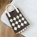 Dettaglio borsa in maglia a rombi con trama marrone e manici in ecopelle color crema - 13*26cm / Caffè Scuro a Quadri
