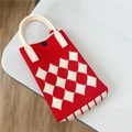 Nahaufnahme der rot-weißen Strickhandtasche mit lederverstärktem Griff und Knopf - 13*26cm / Rot & Beige Argyle