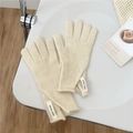 Detalle de guantes de punto beige que muestra textura fina y etiqueta de Jennie Wool - Talla única / Blanco Roto