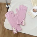 Detalle de guante de punto rosa con etiqueta tejida sobre tela suave de cachemira - Talla única / Morado