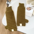 Detail von olivgrünen Strickhandschuhen mit Rippenstruktur und weißem Wolletikett - Einheitsgröße (9*25cm) / Goldenes Khaki