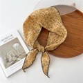 Foulard a triangolo in cotone e lino giallo senape con stampa floreale nera e bordi smerlati - Giallo