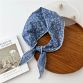 Fascia per capelli in cotone e lino blu con motivo a margherite e pizzo bianco - Blu