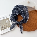 Fazzoletto a triangolo in cotone lino blu scuro con fiori e bordo in pizzo bianco - Blu navy
