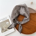 Foulard grigio in cotone e lino con fiori e bordo in pizzo scuro, stile annodato - Grigio