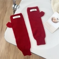 Primer plano de guantes sin dedos de punto grueso rojo con etiqueta tejida blanca - Rojo