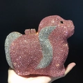 Gros plan sur la pochette de soirée en forme de chien rose ornée de strass étincelants - Mini / Rose