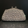 Lussuosa pochette argento con scocca in metallo traforato e strass in cristallo - Nero
