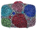 Detailansicht der Luxus-Clutch mit bunten Kristall-Blattmustern und Metallrahmen - Irisierendes Schwarz